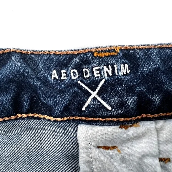 American Eagle Hi-Rise Shortie Super Stretch Distressed Denim Shorts Size 10 - Picture 5 of 6